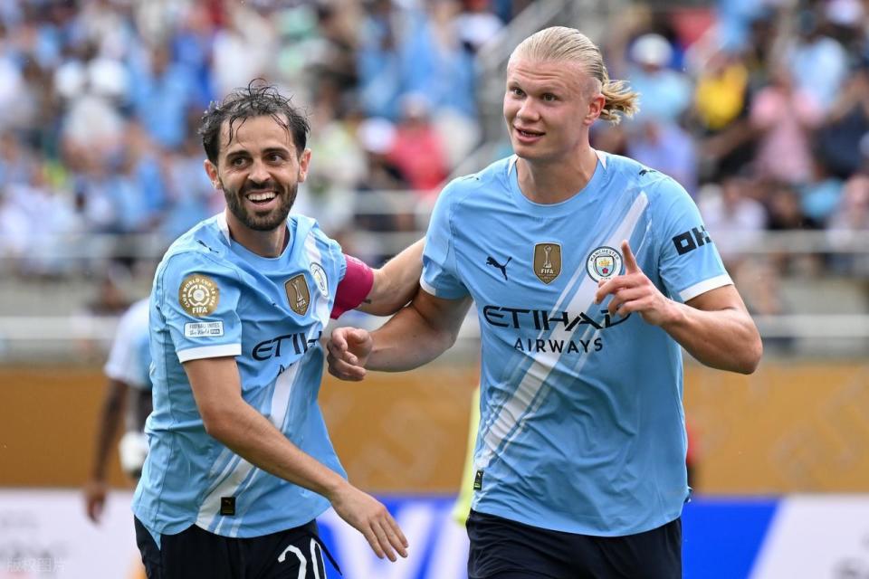 球迷翘首以 球迷翘首以