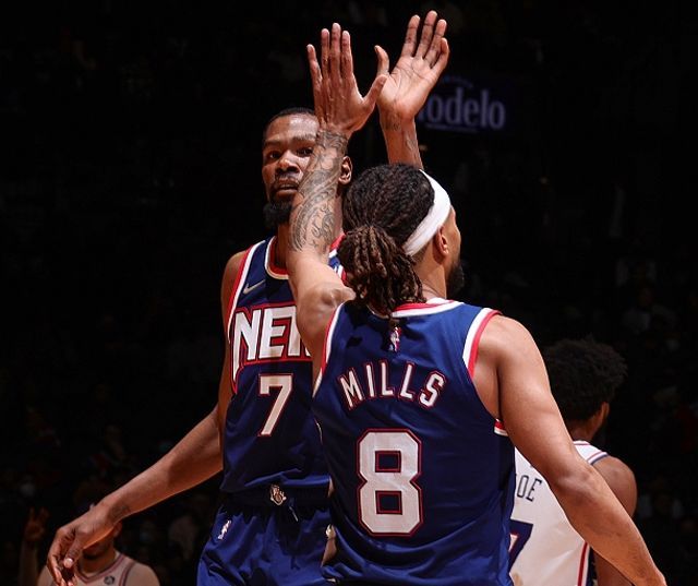 湖人近来围 湖人近来围